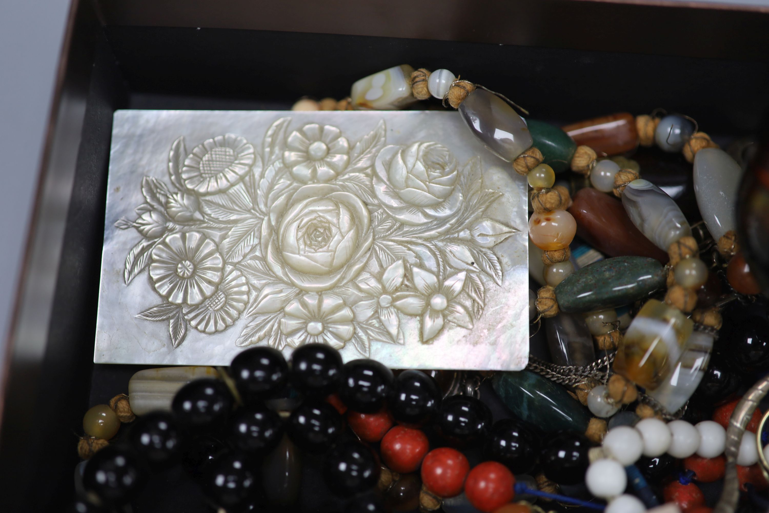 A mixed group of assorted jewellery including costume, agate necklaces, 925 ring, Blue John ring stamped silver etc.